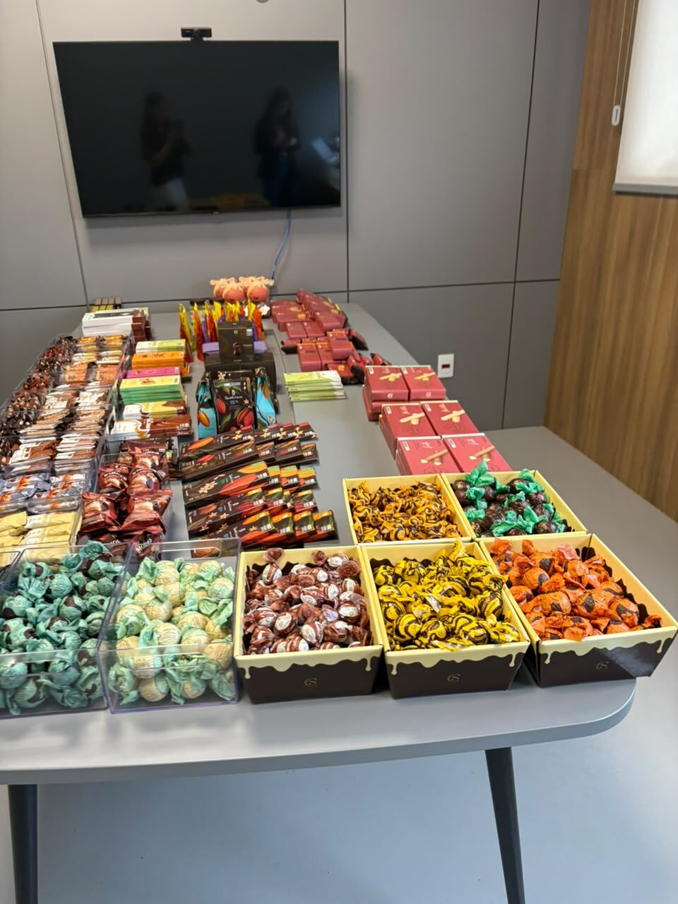 Trufas e tabletes Cacau Show na mesa da ação